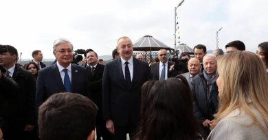 Azərbaycan ilə Qazaxıstan arasında iqtisadi-ticari əməkdaşlığın spektri çox genişdir. Azərbaycan ilə Qazaxıstan arasında iqtisadi-ticari əməkdaşlığın spektri çox genişdir.